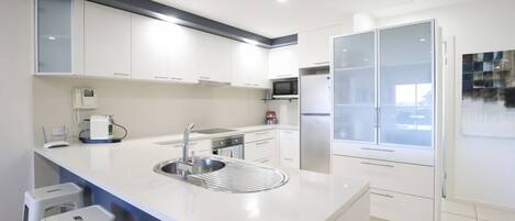 Réfrigérateur, four à micro-ondes, un four, surface de cuisson