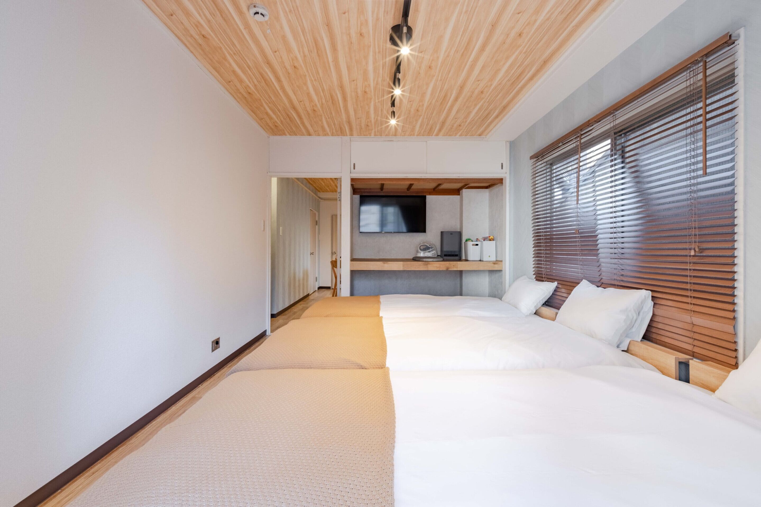 ستائر تعتيم ومكواة/لوح كي وواي فاي مجانًا