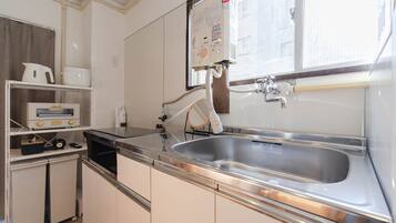 ベーシック アパートメント 禁煙 バルコニー (#4) | 専用キッチン | 冷蔵庫、電子レンジ、コンロ、調理器具と食器