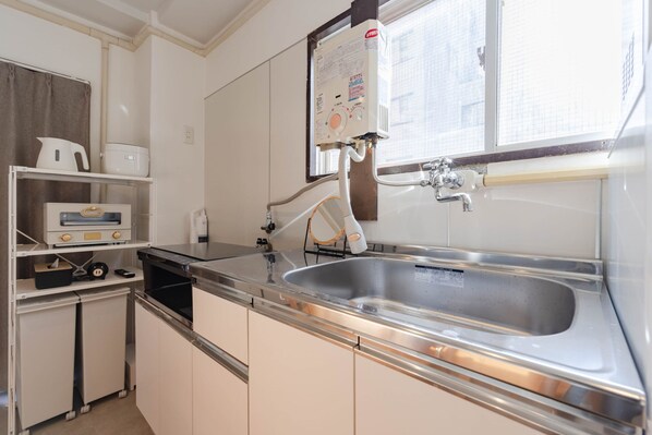 Basic Apartment, Non Smoking, Balcony | Private kitchen | Fridge, microwave, stovetop, cookware/dishes/utensils - HouseHotel Gotanda (Shinagawa-ku,Nishi-Gotanda)