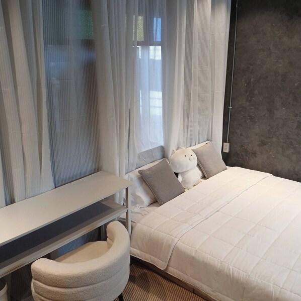 2 bedrooms, iron/ironing board, internet, bed sheets