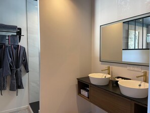 Een haardroger, handdoeken, zeep, toiletpapier