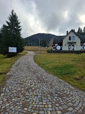 Property grounds - B&B Granada in the fabulous Romanian mountains (Covasna)