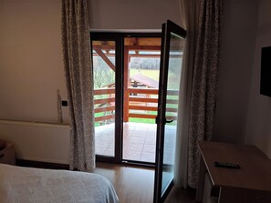 10 bedrooms, iron/ironing board, Internet, bed sheets