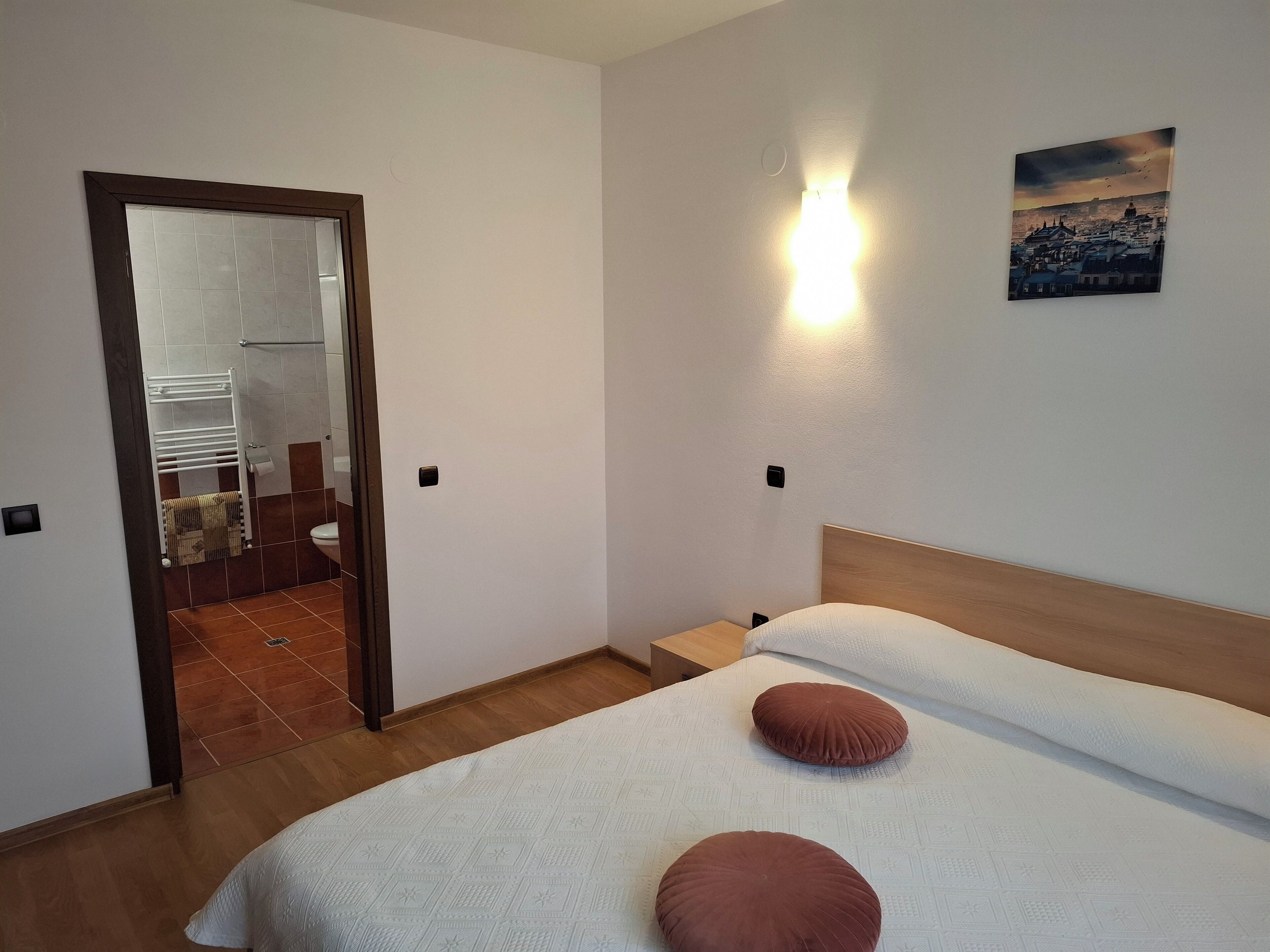 10 bedrooms, iron/ironing board, internet, bed sheets