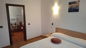 10 bedrooms, iron/ironing board, internet, bed sheets