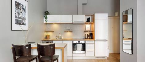 Réfrigérateur, four, lave-vaisselle, cafetière/bouilloire