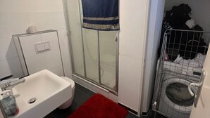 Toalhas de banho, sabonete, papel higiênico 
