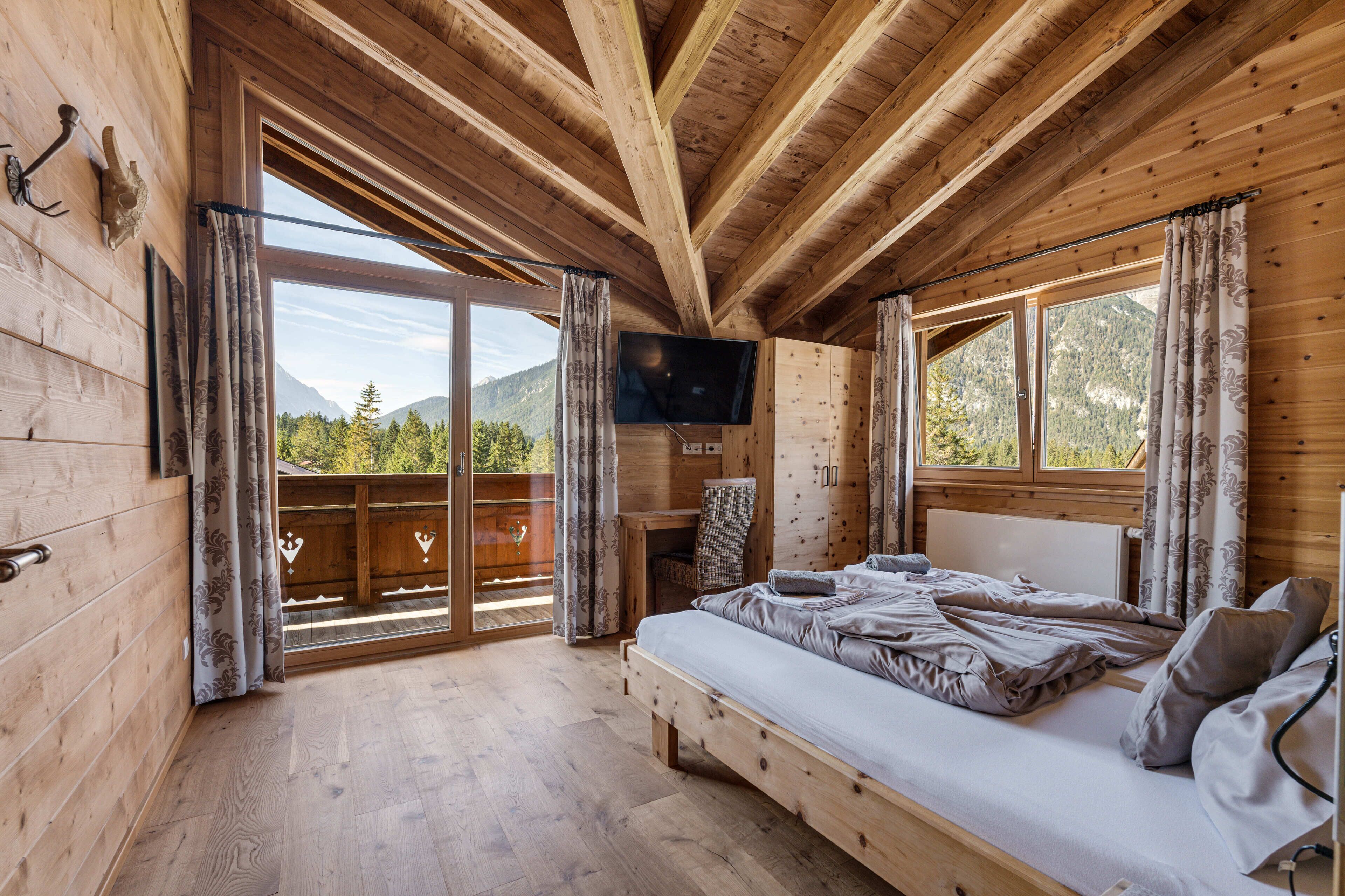 Deluxe Apartment, Balcony, Mountain View | Soundproofing, free WiFi