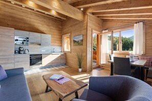 Appartamento Deluxe, balcone, vista montagna | Area soggiorno | TV a schermo piatto