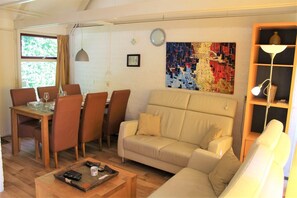 Living area - 6 pers vacation bungalow in the Hill Country. (Simpelveld)