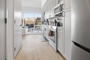 Microwave, oven, stovetop, dishwasher - Cozy studio-apartment in welcoming Salt Lake City with amazing city view (Salt Lake City)
