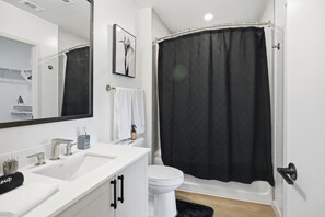 Haartrockner, Handtücher, Seife, Toilettenpapier