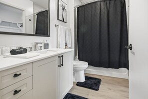 Haartrockner, Handtücher, Seife, Toilettenpapier