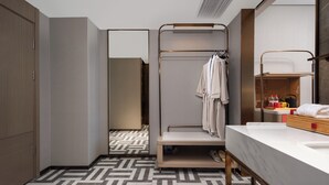 A modern hotel room with a bunk bed, a large mirror, a vanity with a sink, and a patterned floor. - ECHENG Hotel Xiaogan East Station Yintai City (Xiaogan)