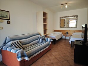 2 bedrooms, iron/ironing board, WiFi, bed sheets - SAN GREGORIO MARINA 150 METERS. LEUCA, TORREVADO, PESCOLOUSE NEAR (Puglia)