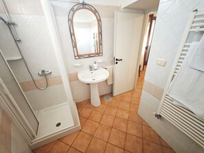 Regadera, secadora de cabello, bidet, toallas 