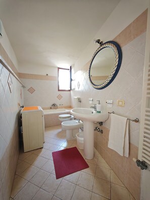 Shower, hair dryer, bidet, towels - SAN GREGORIO MARINA 150 METERS. LEUCA, TORREVADO, PESCOLOUSE NEAR (Puglia)