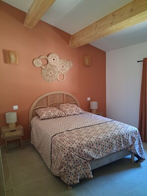 Silitysrauta/-lauta, Wi-Fi, vuodevaatteet