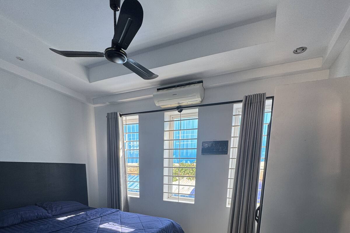 Standard Room, 1 Double Bed | Desk, laptop workspace, blackout drapes, iron/ironing board