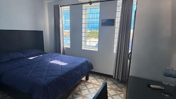 Camera Standard, 1 letto matrimoniale | Una scrivania, postazione laptop, tende oscuranti, ferro/asse da stiro