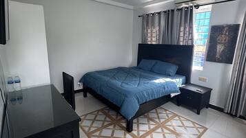 Camera Deluxe, vista città | Una scrivania, postazione laptop, tende oscuranti, ferro/asse da stiro