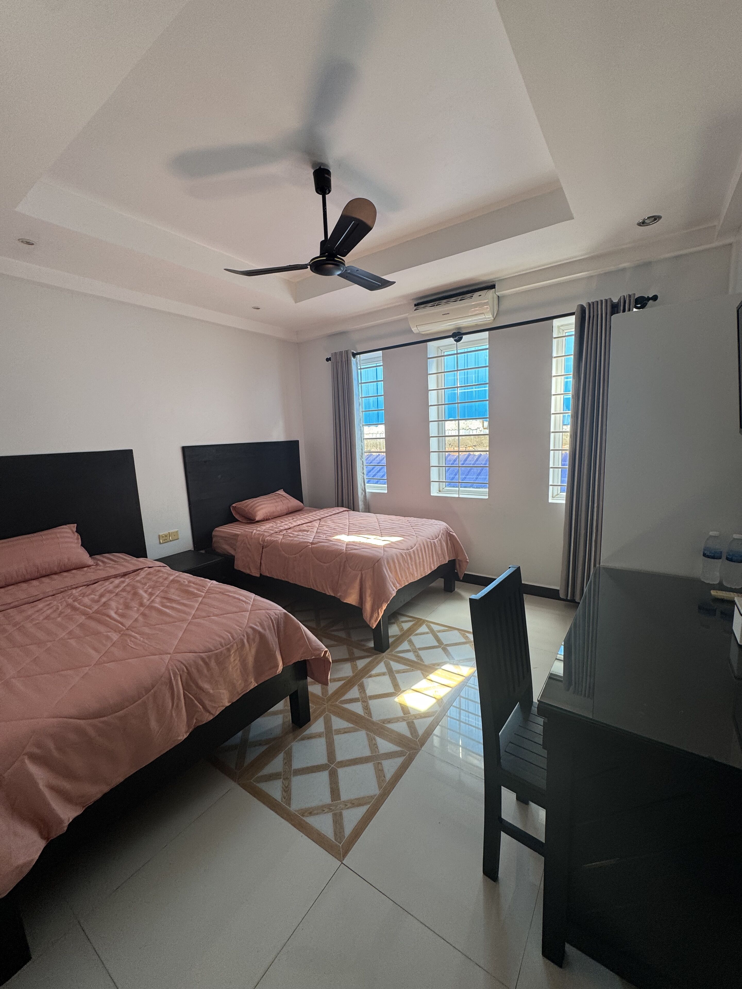 Camera Standard con letto matrimoniale o 2 letti singoli, letti multipli | Una scrivania, postazione laptop, tende oscuranti, ferro/asse da stiro