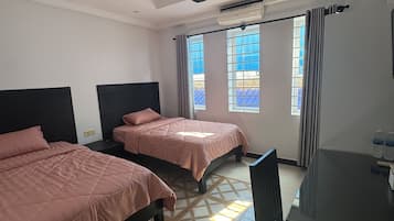 Camera Standard con letto matrimoniale o 2 letti singoli, letti multipli | Una scrivania, postazione laptop, tende oscuranti, ferro/asse da stiro