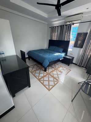 Desk, laptop workspace, blackout drapes, iron/ironing board - Villa de Sancho (Siem Reap)