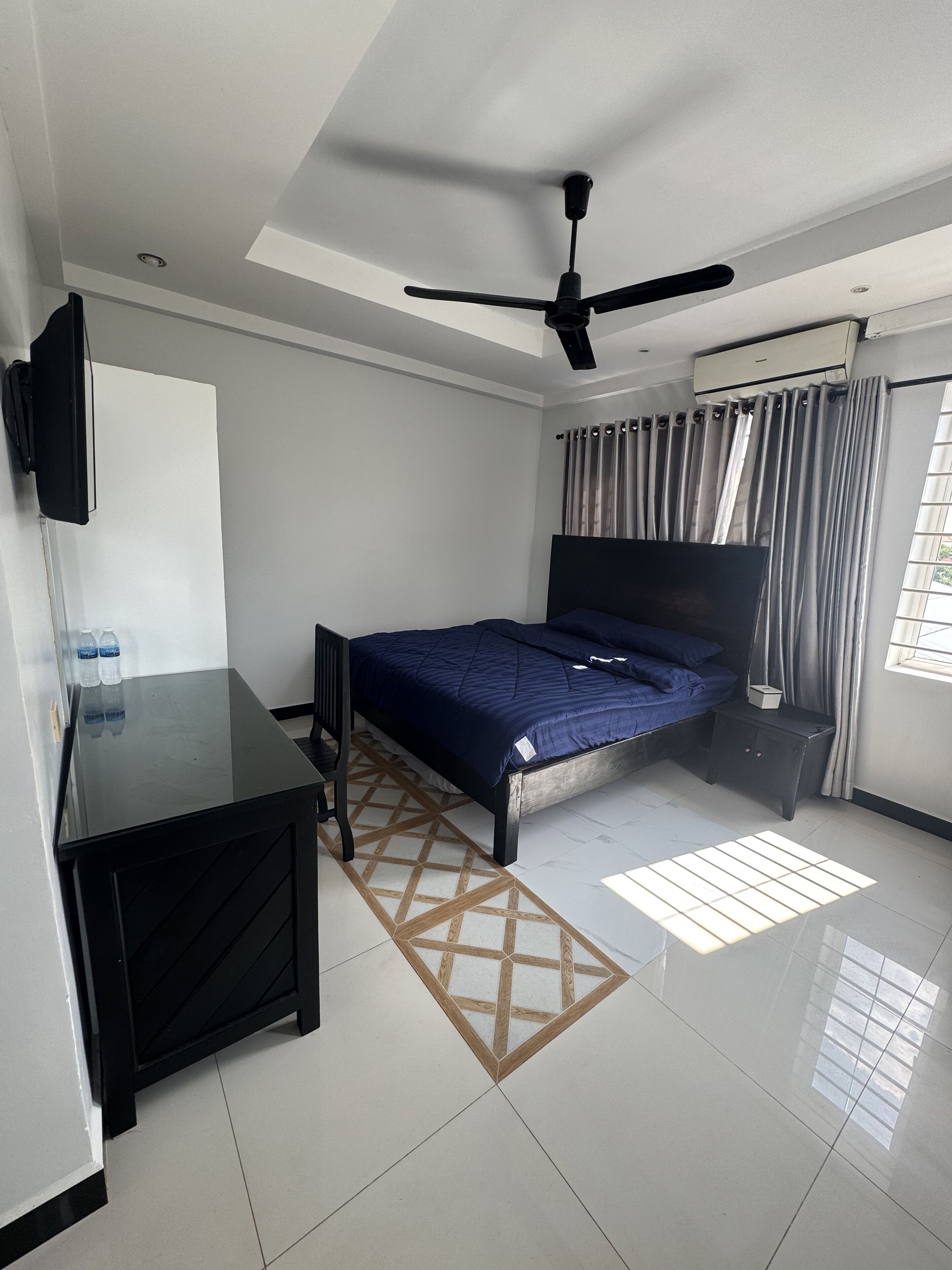 Deluxe-huone, kaupunkinäköala | Työpöytä, kannettavalle tietokoneelle sopiva työtila, pimennysverhot