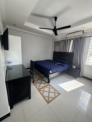 Deluxe-huone, kaupunkinäköala | Työpöytä, kannettavalle tietokoneelle sopiva työtila, pimennysverhot