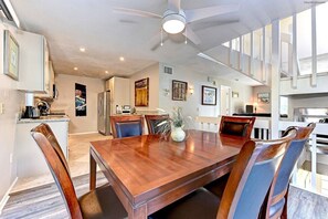 บ้านพัก, 3 ห้องนอน, ระเบียง | ห้องรับประทานอาหาร