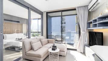 Apartemen, balkon | Area keluarga | TV layar datar