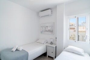 2 habitaciones y tabla de planchar con plancha 