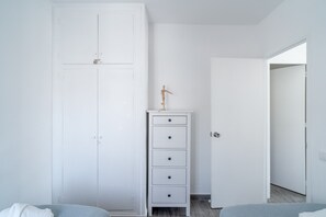 2 habitaciones y tabla de planchar con plancha 