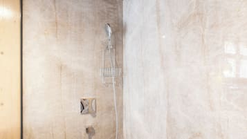 Douche, sĂšche-cheveux, serviettes fournies, savon