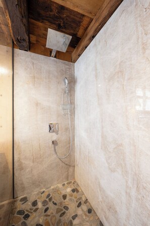 Douche, séchoir à cheveux, serviettes fournies, savon