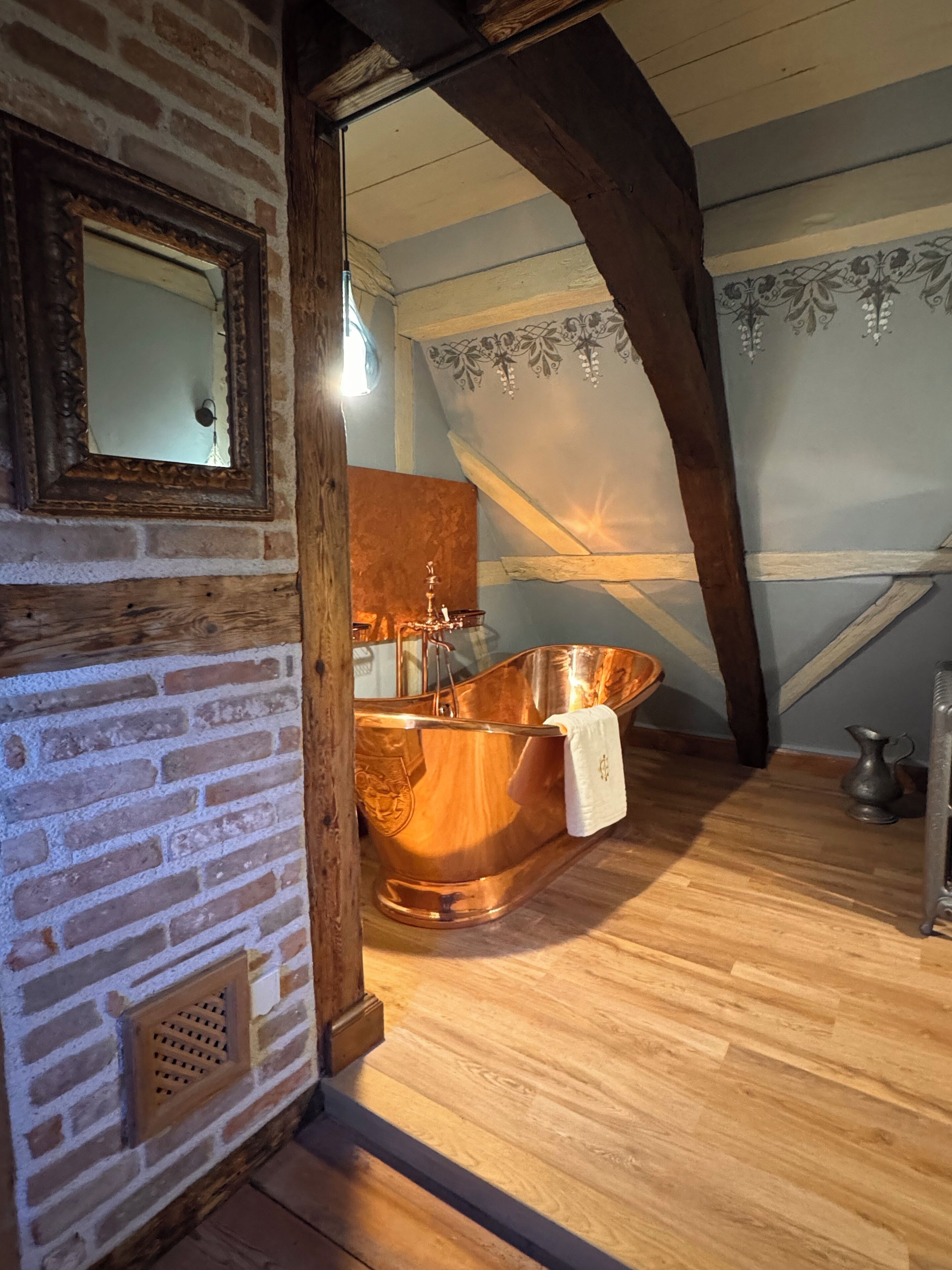 Douche, sèche-cheveux, serviettes fournies, savon