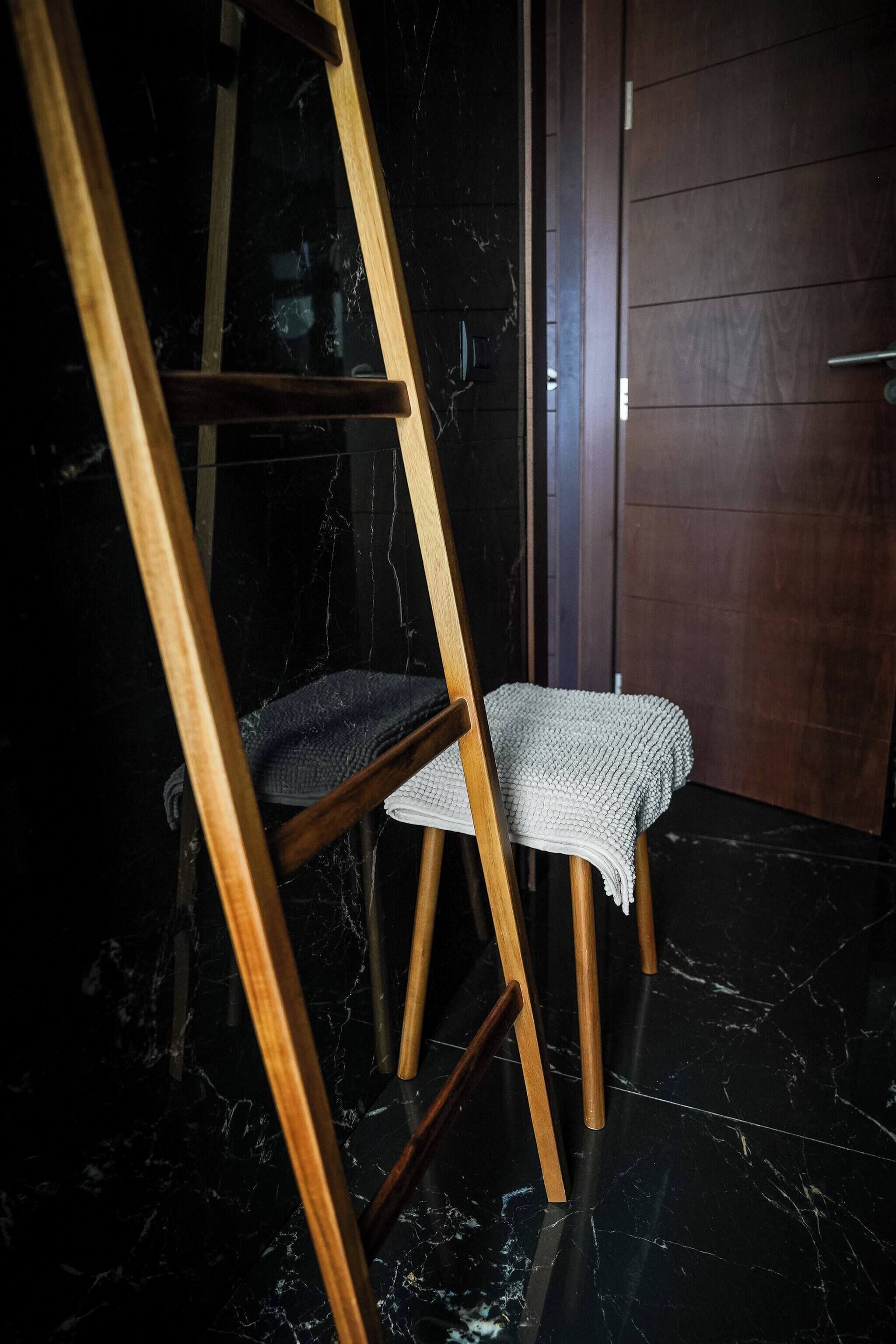 الم نشأة من الداخل