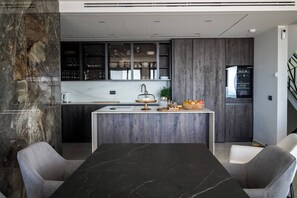 Vil·la, 4 dormitoris, piscina privada, vistes a la ciutat | Interior