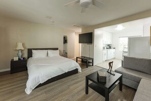 Bureau, fer et planche à repasser, Wi-Fi, draps fournis