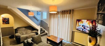 Modern Comfortable Two Bedrooms House DL5 With Garden Parking and Free Wifi