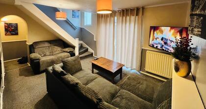 Modern Comfortable Two Bedrooms House DL5 With Garden Parking and Free Wifi