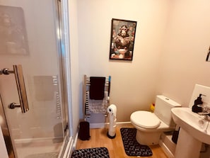 Appartement, 2 chambres | Salle de bain | Papier de toilette