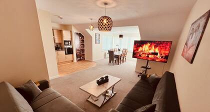 Middlesbrough Stylish Flat 2 Bedrooms & 2 Bathrooms & Private Parking-free Wifi