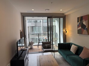 Living area - 2-bedroom apartment in perfect CBD With Sky tower View in Balcony (Auckland)