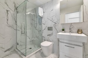 Shower, hair dryer, towels, soap - 2-bedroom apartment in perfect CBD With Sky tower View in Balcony (Auckland)