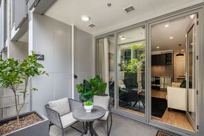 Outdoor dining - 2-bedroom apartment in perfect CBD With Sky tower View in Balcony (Auckland)