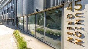 Une façade moderne avec de grandes fenêtres et l’adresse « 45 GREEN » bien visible.