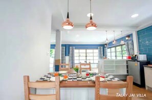 Vila, 3 quartos, para fumantes, piscina particular | Sala de jantar
